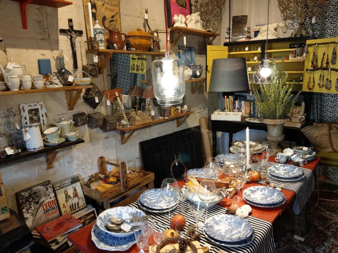 Maison D'Hotes "Les Volets Verts" Et Sa Brocante Ecueille Екстер'єр фото