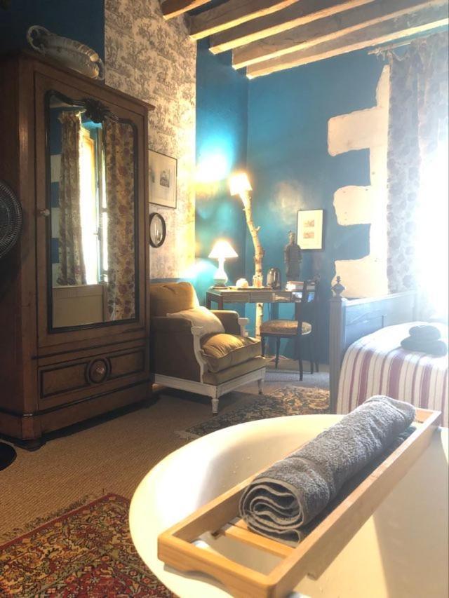 Maison D'Hotes "Les Volets Verts" Et Sa Brocante Ecueille Екстер'єр фото