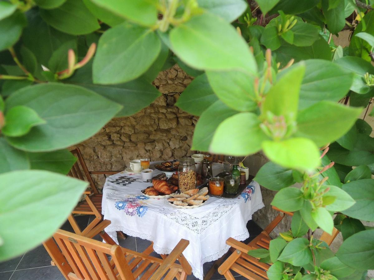 Maison D'Hotes "Les Volets Verts" Et Sa Brocante Ecueille Екстер'єр фото