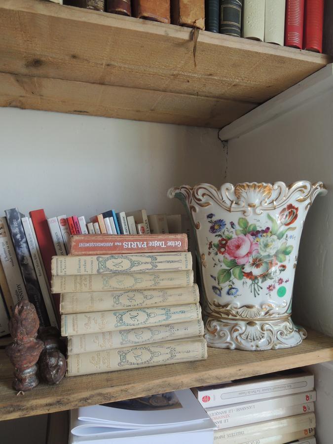 Maison D'Hotes "Les Volets Verts" Et Sa Brocante Ecueille Екстер'єр фото